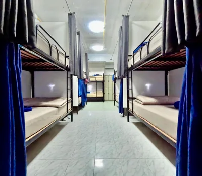 Bed in 10-Bed Mixed Dormitory Room — Sweed Dee Hostel